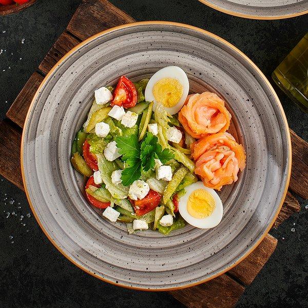 HİSƏ VERİLMİŞ QIZILBALIQ SALATI PESTO SOUSUNDA
