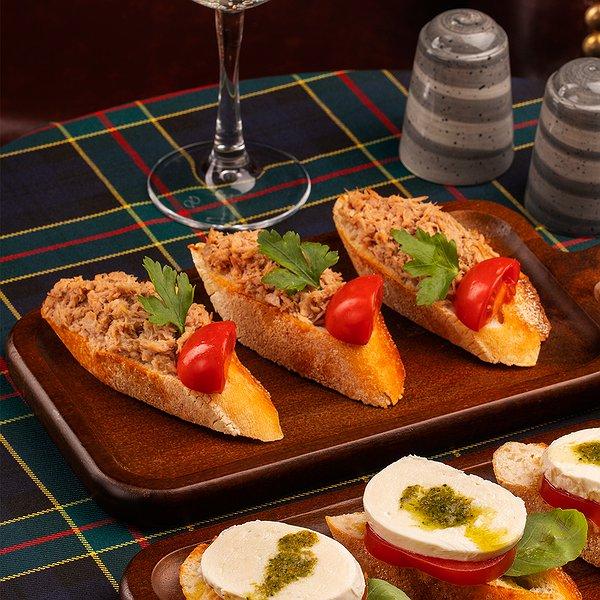 Tuna balıqlı brusketta