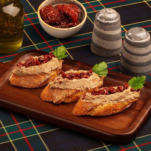 Paştet və qurudulmuş pomidor ilə brusketta