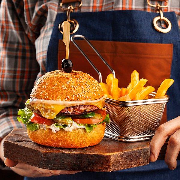 Toyuqlu burger pendirli sous ilə
