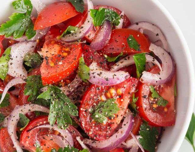 Pomidor , qırmızı soğan, və albalı ilə salat 