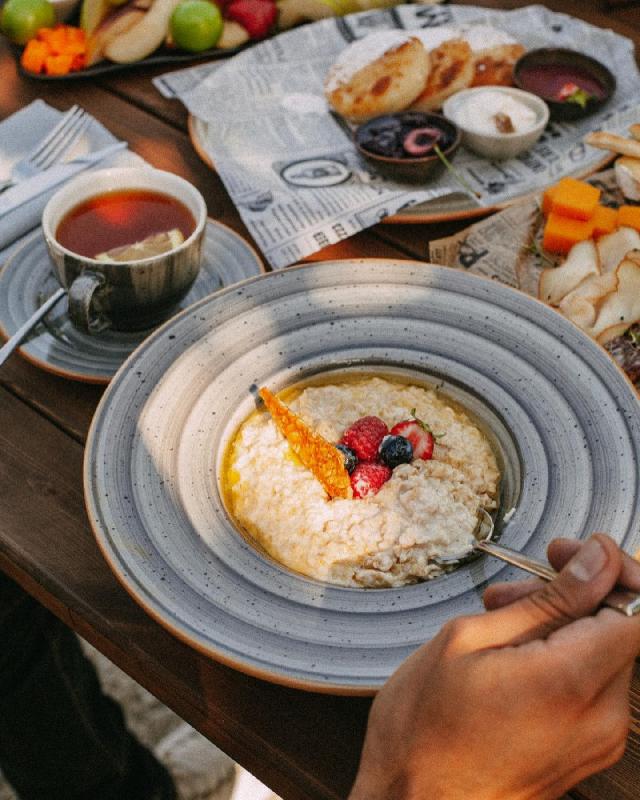 Giləmeyvələr və kərəyağı ilə yulaf sıyığı