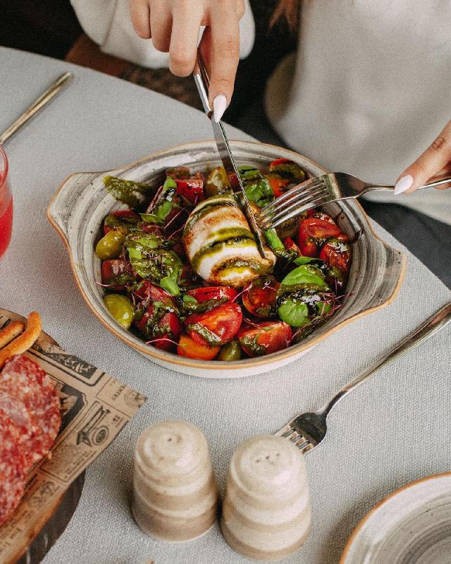 Burrata pendirli Salat-rukkola və marinə edilmiş reyhan reyhan souslu pomidorlarla