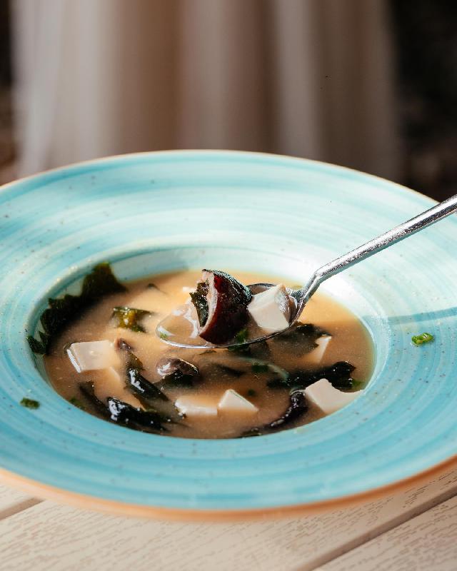 Dəniz otları və tofu ilə Misa şorbası