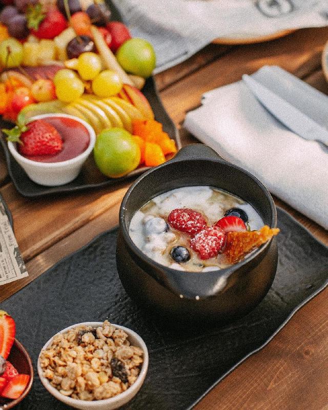 Birçer müsli, qarışıq giləmeyvə, çia toxumu və bal ilə qarabaşaq yarması sıyığı