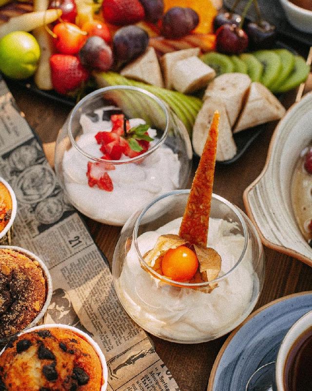 Vanilli yoqurt, qarışıq müsli,  təzə giləmeyvələr