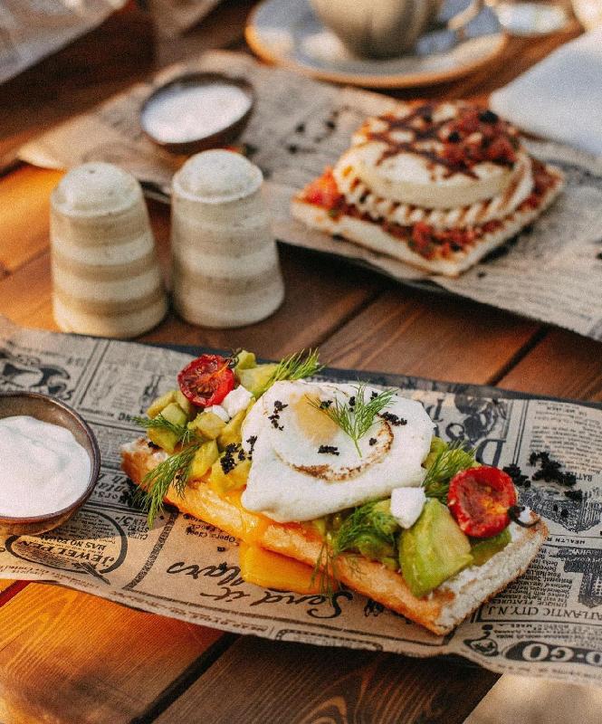 Avokado, seçim üzrə yumurta, keçi pendiri və təzə şüyüdlə tost