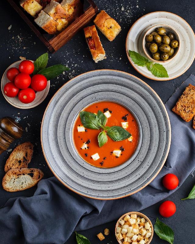 Hisə verilmiş tomat-krem şorbası pendirli oladyi və parmezan ilə