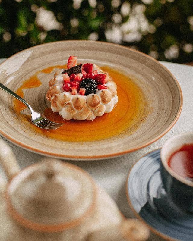 Pavlova Desserti giləmeyvələr və çiyələk sous ilə