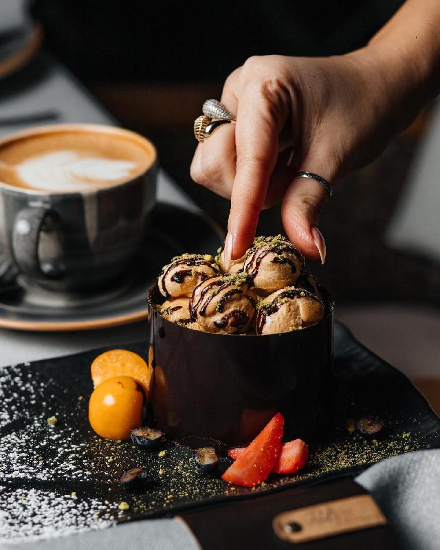 Tünd şokoladlı profiterol