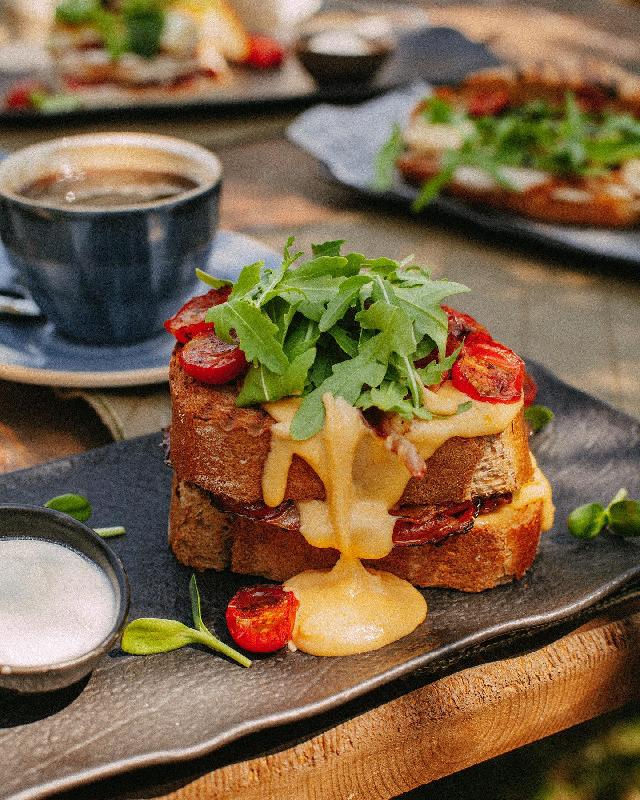 Halloumi pendiri və tomat salsası ilə tost