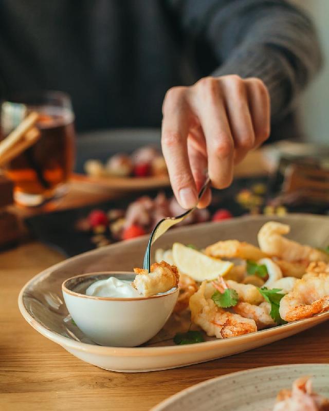 Pələng krevetləri tempura-küncütlüvə soya mayonezli sous ilə