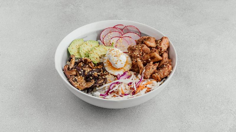 Toyuq poke bowl