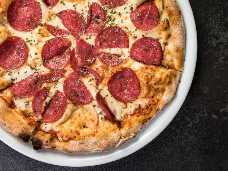 Salami pizza