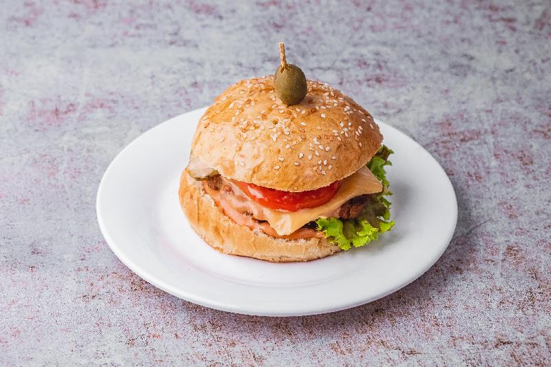 Cheeseburger toyuq əti ilə 