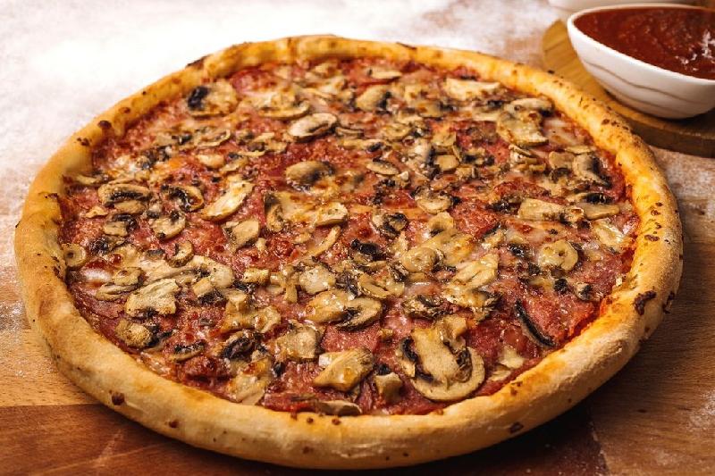 Salami Fungi Pizza