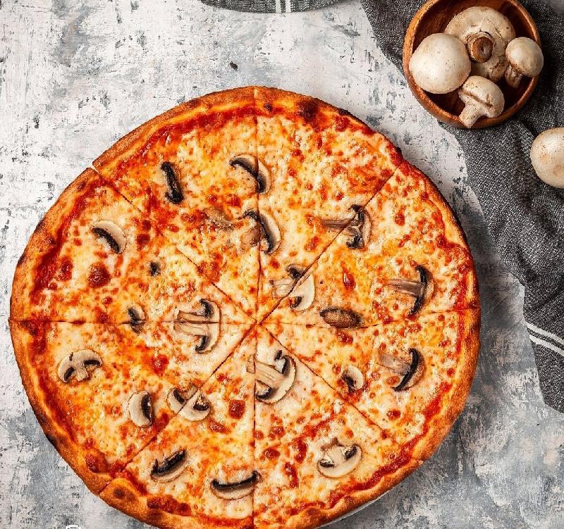 Göbələkli Pizza