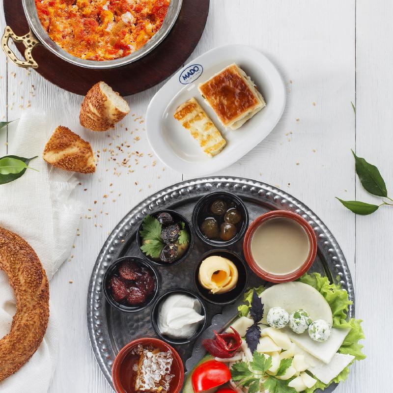 Ənənəvi Kənd Səhər Yeməyi (Menemen ilə)