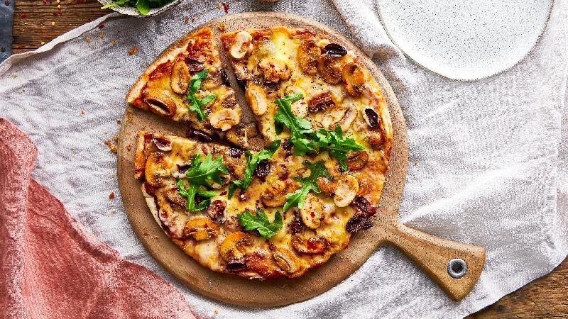 Göbələkli pizza 