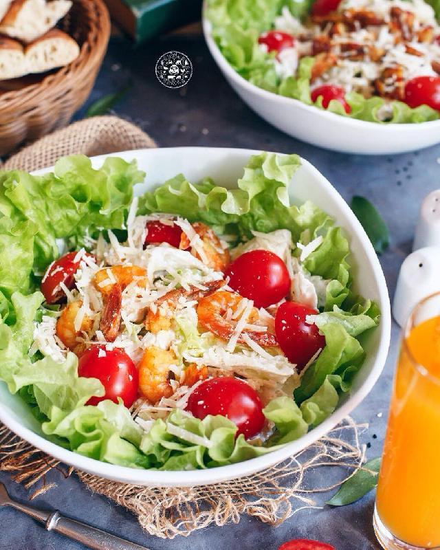 Sezar Salatı krevetlə