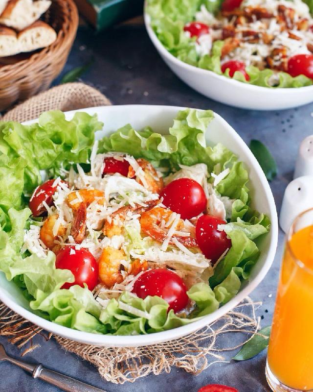 Sezar salatı krevet ilə