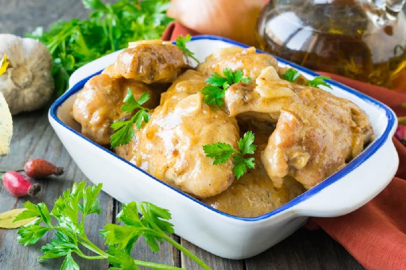 Toyuq qanadları xama sousunda 