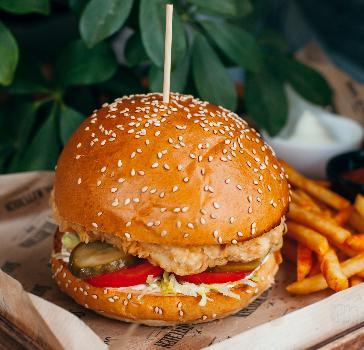 Xırtıldayan Toyuqlu Burger