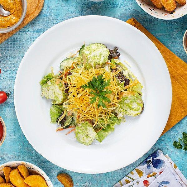 Toyuq salatı kartof cipsləri İlə