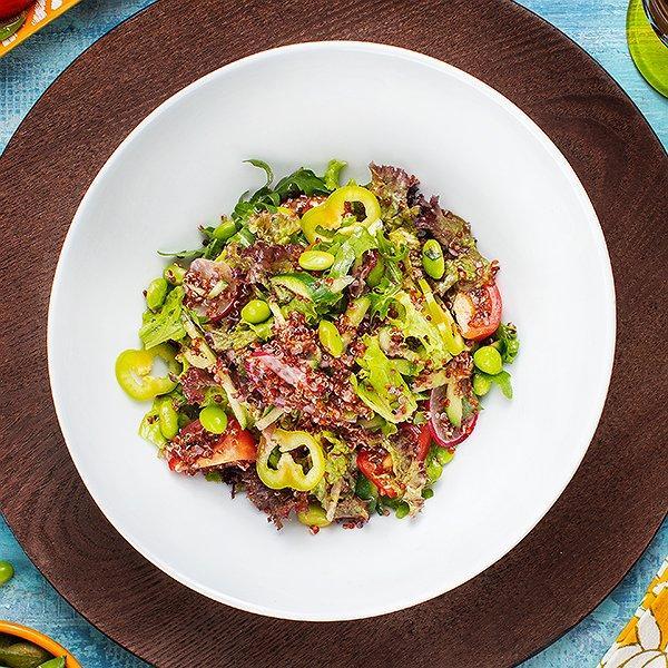 Moruqlu dressinq altında kinoalı salat