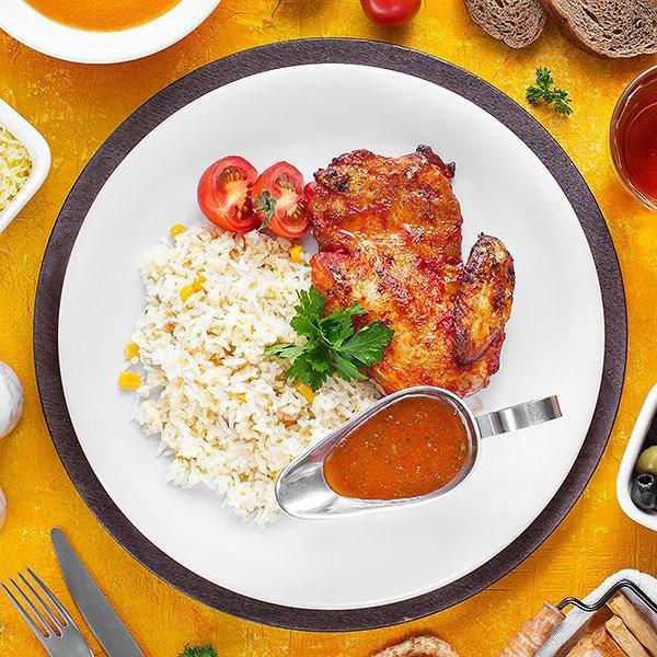 Sümüksüz cücə qızardılmış yumurtalı düyü və Şirin qarğıdalı ilə