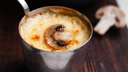 Jülyen Göbələk İlə