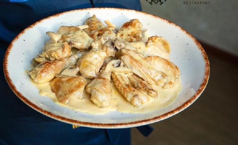 Toyuq langeti göbələk sousunda
