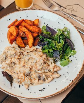 Toyuq stroganoff