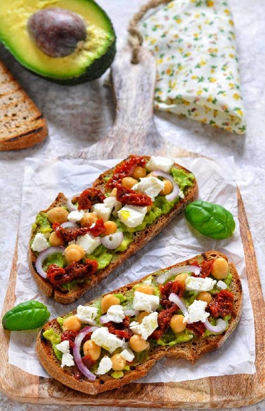 BRUSCHETTA AVOCADO POMODORI SECCHI E UOVO