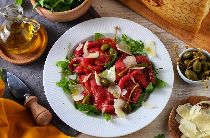 CARPACCIO DI MANZO CON RUCOLA E PARMIGIANO 