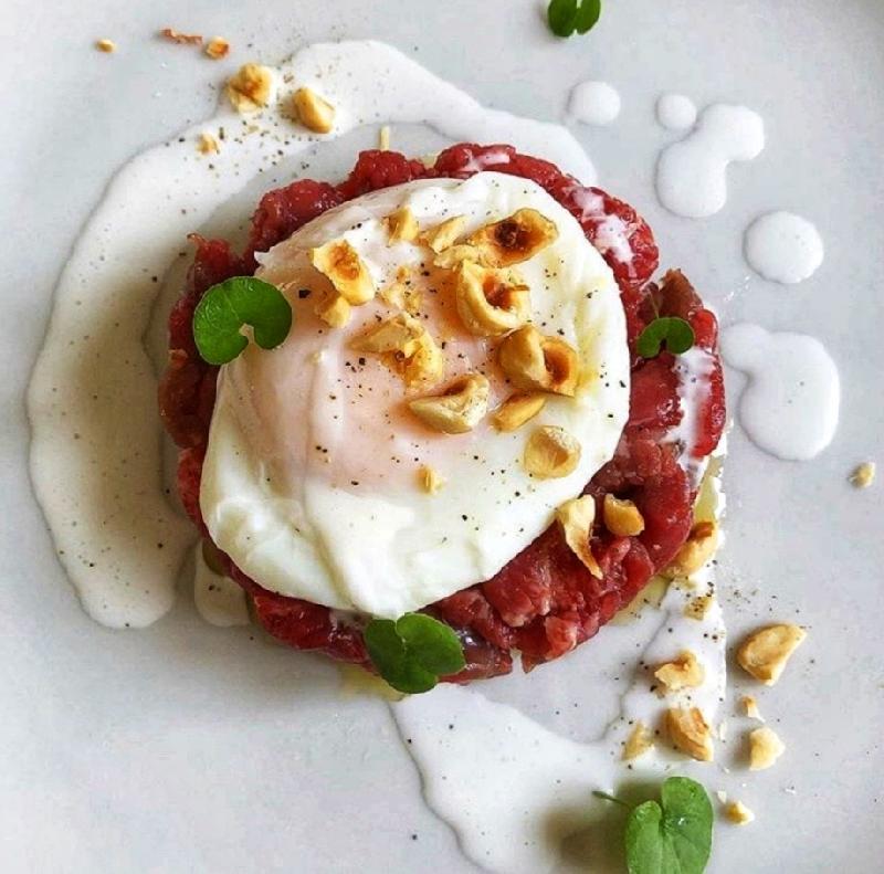 TARTARE DI MANZO CON UOVO IN CAMICIA