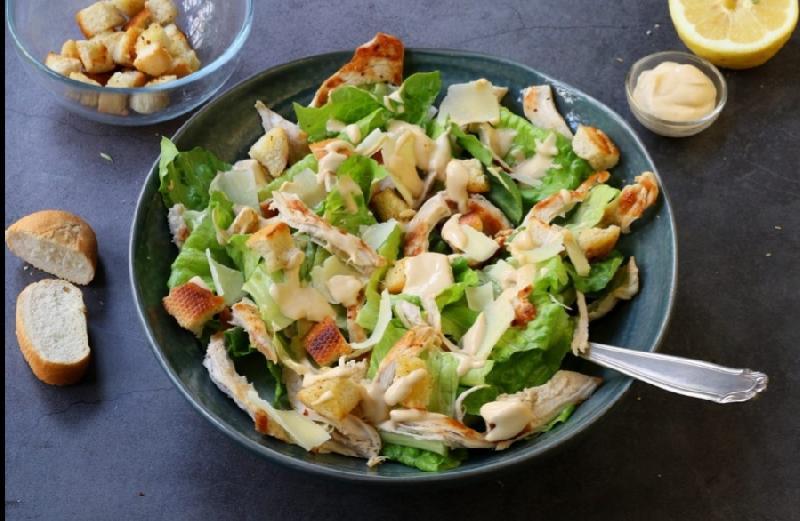 INSALATA CESARE CON POLLO