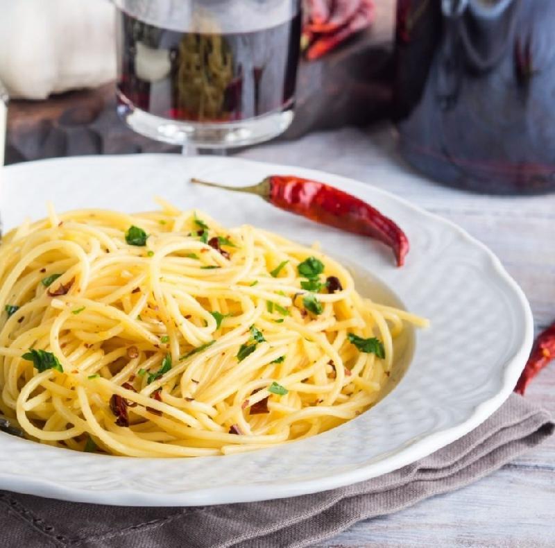 SPAGHETTI AGLIO OLIO E PEPERONCINO