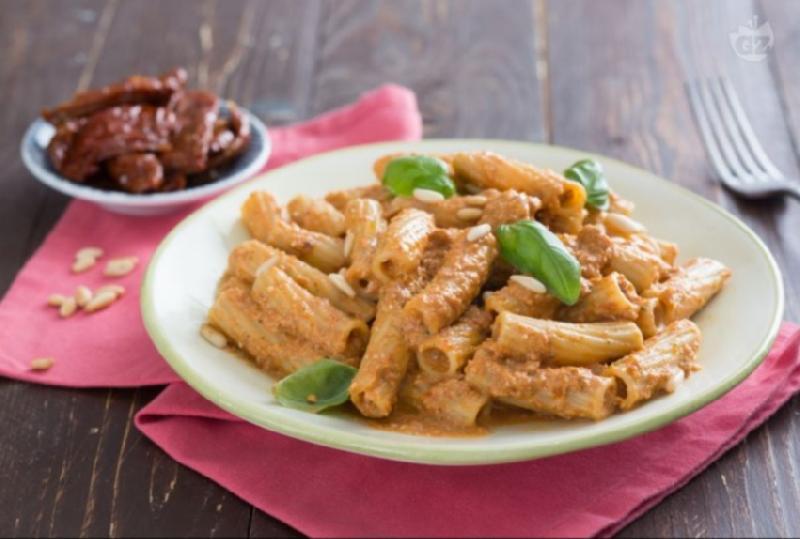 RIGATONI AL PESTO E POMODORI SECCHI