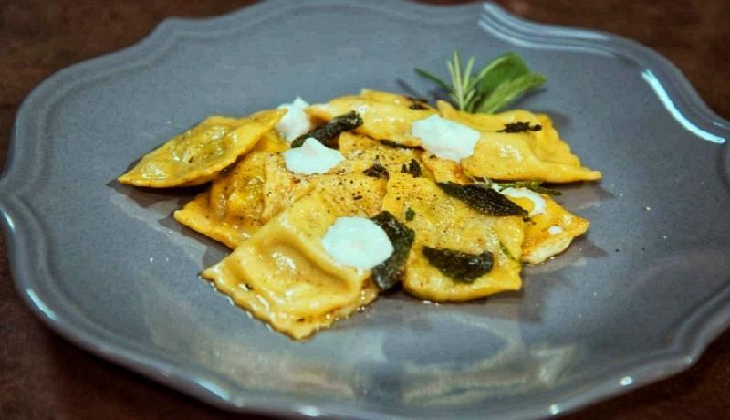 RAVIOLONE CON STRACCIATELLA 