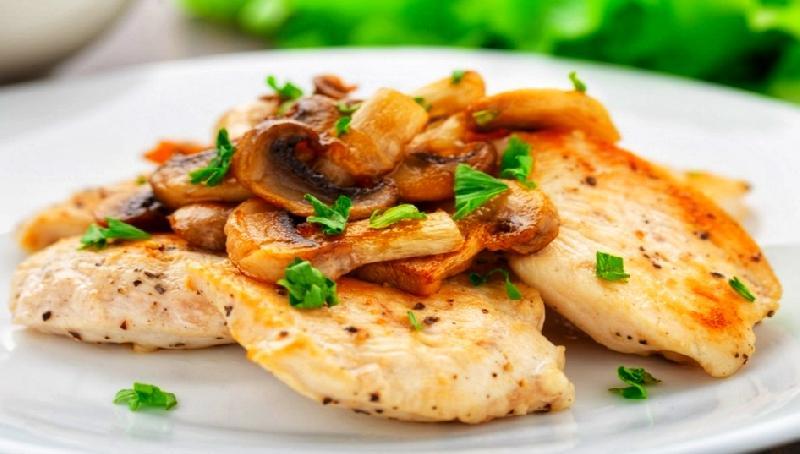 PETTO DI POLLO AI FUNGHI