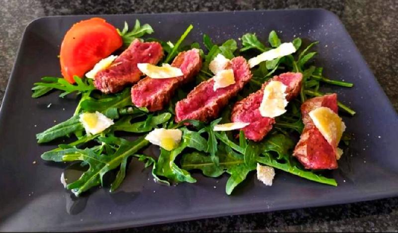  TAGLIATA DI MANZO CON RUCOLA E PARMIGIANO 