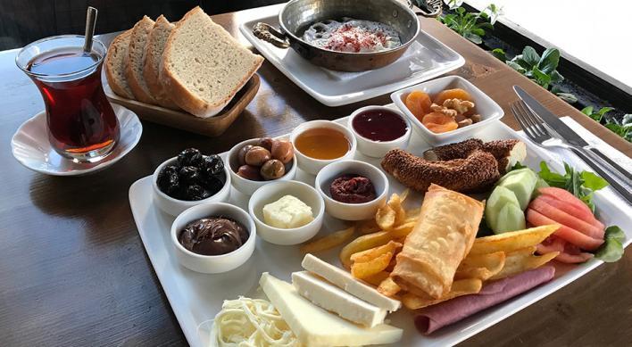 Bol çeşidli səhər yeməyi dəsti isti yemək və 3-çaynik çay daxil.  