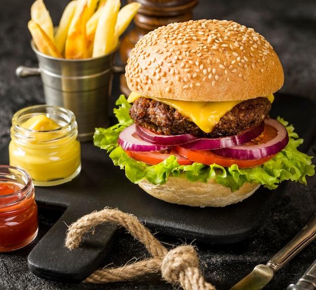 Pendirli burger mal ətindən kartof fri ilə