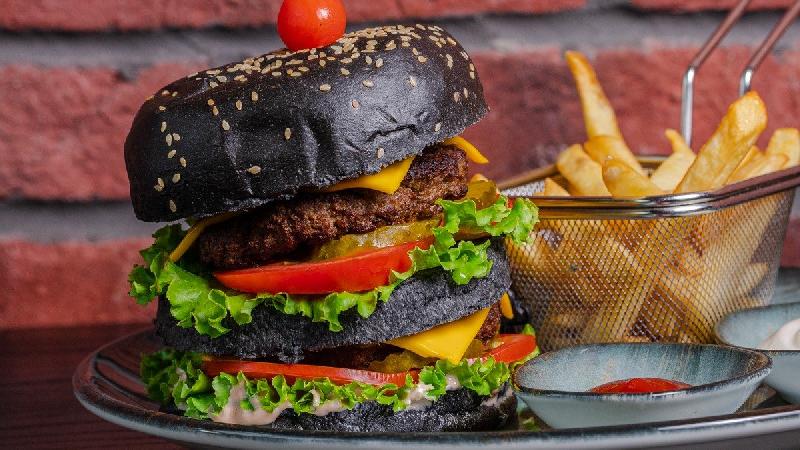 Qara burger pendirli dana ətindən kartof fri ilə 