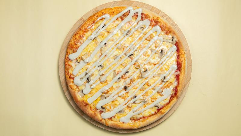 Toyuqlu Göbələkli pizza