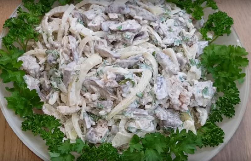 Toyuq salatı