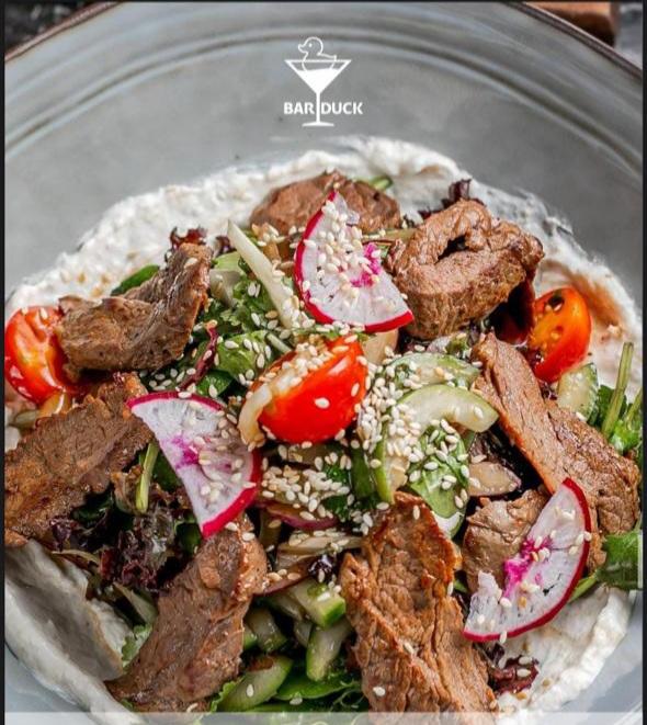 Qara pivə sarğı ilə ət salatı