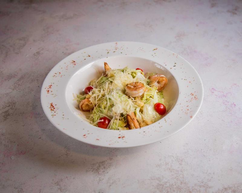 Sezar Salatı krevetka 