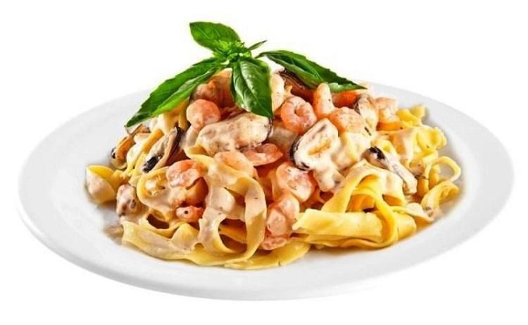 Fettuçini pasta dəniz məhsulları ilə